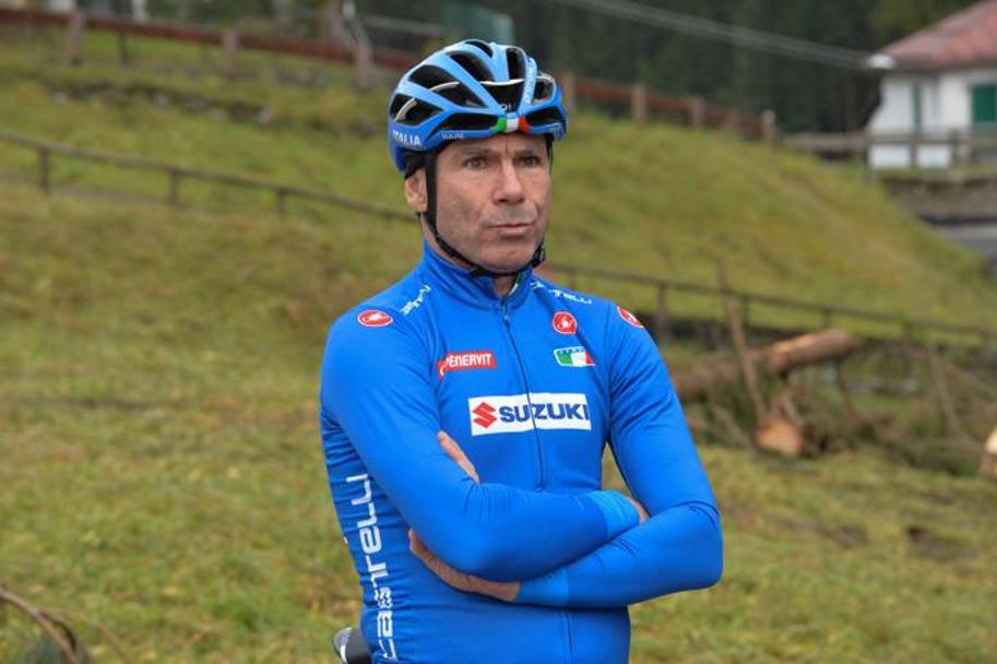 Il c.t. Davide Cassani, 57 anni, attonito davanti al disastro sulle strade dolomitiche del Giro tra Veneto e Trentino